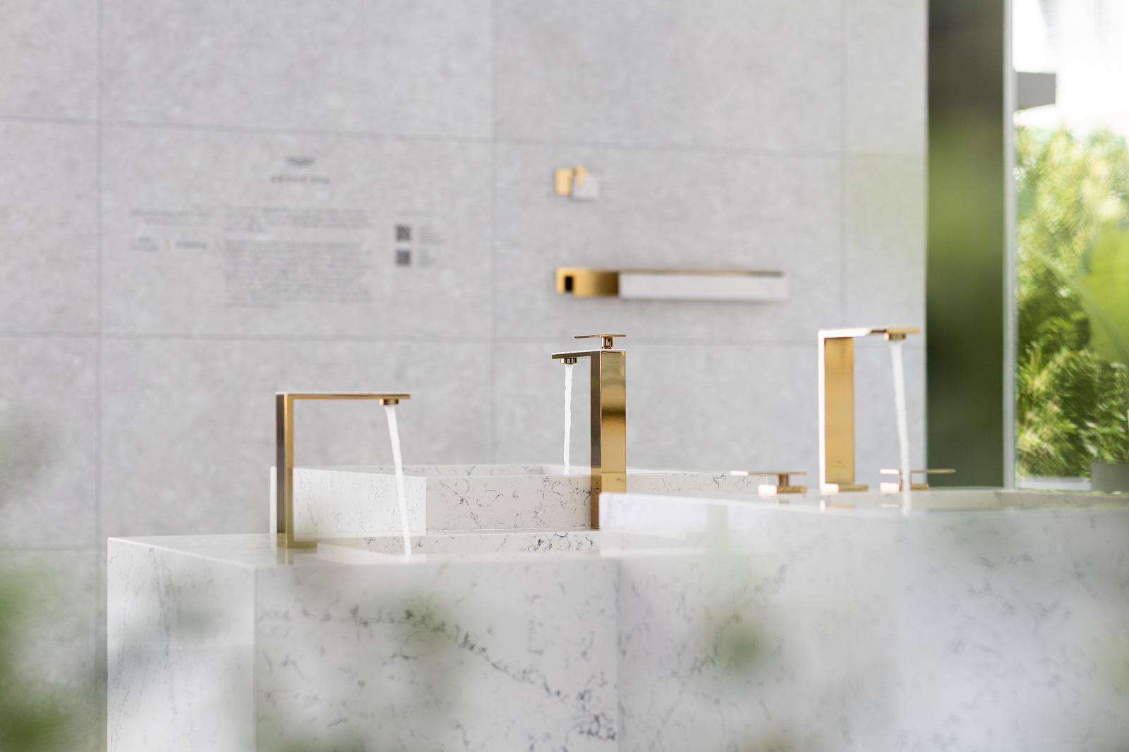 Si possono ammirare a Palazzo Reale gli spazi Aquatecture di Grohe Spa, ideati dal team di LIXIL Global Design and Brand Identity. L’installazione è un omaggio alla storia dell'edificio e fonde il passato con il concetto contemporaneo di Grohe "Salus per aquam". Palazzo Reale offre la cornice ideale per celebrare ancora una volta il potere benefico dell’acqua. Ispirandosi al giardino originario del palazzo e in armonia con il tema del Fuorisalone 'Materia Natura' Grohe Spa si ripropone di unire natura e architettura per creare un percorso sensoriale incentrato sull'elemento acqua. Con questa installazione si vuole enfatizzare l'importanza dell'acqua nell'architettura e i suoi benefici per la salute e il benessere. www.grohespa.com/it-it/ - Fuorisalone, Palazzo Reale, Cortile d’Onore, Piazza Duomo 12, Milano.