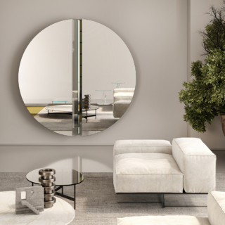 Lo specchio Split di Tonelli Design è reso speciale dalla presenza di un taglio verticale centrale al cui interno trovano posto due superfici specchiate inclinate riflettono lo spazio circostante e si riflettono tra loro, creando un gioco dinamico di riflessioni che si moltiplicano. L'assenza di cornici e le proporzioni lo trasformano in un elemento grafico che può essere posizionato sia in contesti moderni, si in quelli più classici e tradizionali. https://tonellidesign.it - Salone del Mobile, padiglione 24, stand L12.