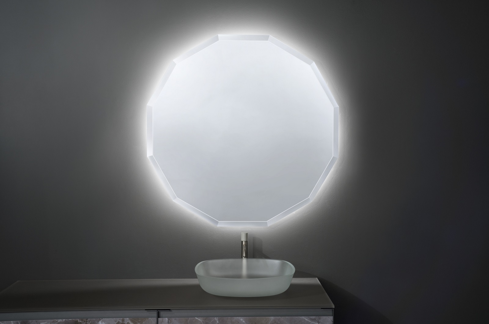 Lo specchio Virgo di Artelinea, disegnato in collaborazione con Bizzarri Design Associati, si distingue per la sua forma dodecagonale. Ha interruttore sensor switch, situato sotto lo specchio, che facilita l’accensione e lo spegnimento touchless. Si può scegliere la diversa temperatura di colore tra luce calda 2700K, luce naturale 4000K e luce fredda 6000K. Lo specchio ha uno spessore di 8 mm ed è disponibile in quattro dimensioni: 80 cm, 90 cm,100 cm e 110cm. Tutti gli specchi sono completi di telaio metallico e di staffe di montaggio che ne facilitano l’istallazione a parete. www.artelinea.it – Salone del Mobile, padiglione 6, stand A39.