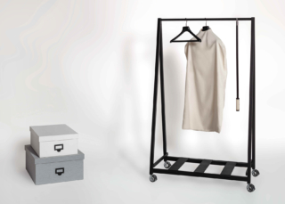 Lo stander Oliver di Toscanini non è solo funzionale e pratico, ma può essere usato per appendere i capi e gli accessori da utilizzare all’occorrenza in caso di ospiti o all'interno di una cabina armadio, in camera da letto o nella zona d'ingresso di casa. È realizzato in legno di faggio nella finitura ebony 40 gloss ed è impreziosito da dettagli in pelle. Misura L 100 x P 50 x H 158 cm. https://www.toscanini.it - Salone del Mobile, padiglione 15, stand L23.