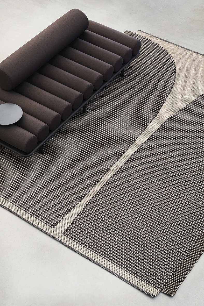 Il tappeto contemporaneo della collezione Grand Tour di cc-tapis è annodato a mano da artigiani indiani con materiali pregiati; il processo di produzione è ecologico: dalla filatura a mano all'uso di acqua piovana purificata per il lavaggio finale. https://www.cc-tapis.com - Salone del Mobile padiglione 22, stand L16.