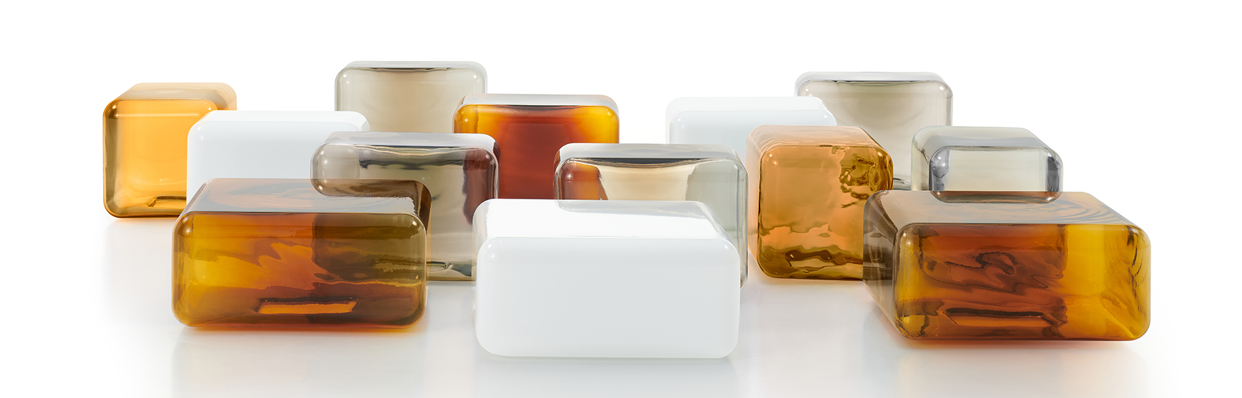 I tavolini dalla linea morbida Lokum di Acerbis sono realizzati in vetro soffiato nelle varianti ambra, bianco e grigio; sono modulari e colorati, mantengono viva l'essenza di un design unico e all'avanguardia. Sono disponibili nelle versioni quadrato e rettangolare. Misurano L 55 x P 55 x H 25 cm e L 45 x P 32 x H 32 cm. https://www.acerbisdesign.com - Salone del Mobile padiglione 22, stand G15-H12.