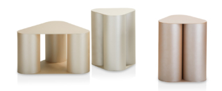 Volumi scultorei per i tavolini Tres di Saba Italia caratterizzati da due piani triangolari arrotondati agli angoli, montati su tre cilindri portanti, che fungono da top e da base; le finiture iridescenti che ricordano il madreperla delle conchiglie li trasformano in accessori iconici. Misurano L 40 x P 37,5 x H 35,5 cm e L 57 x P 57 x H 35,5 cm. https://sabaitalia.com/it - Salone del Mobile padiglione 11, stand H15.