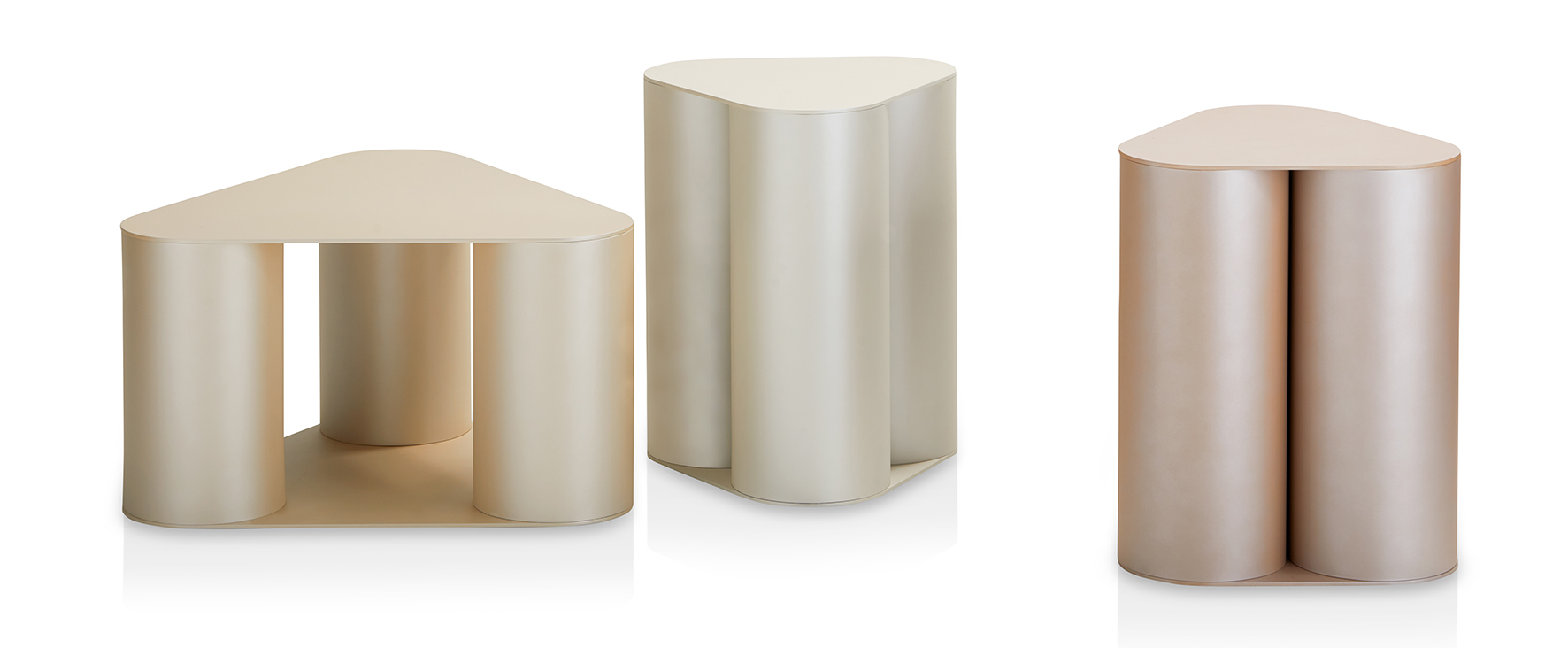 Volumi scultorei per i tavolini Tres di Saba Italia caratterizzati da due piani triangolari arrotondati agli angoli, montati su tre cilindri portanti, che fungono da top e da base; le finiture iridescenti che ricordano il madreperla delle conchiglie li trasformano in accessori iconici. Misurano L 40 x P 37,5 x H 35,5 cm e L 57 x P 57 x H 35,5 cm. https://sabaitalia.com/it - Salone del Mobile padiglione 11, stand H15.