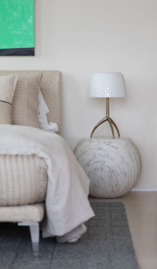 Il tavolino Bong di Cappellini, designer Giulio Cappellini, ha l'aspetto di una solida sfera con il piano d'appoggio rotondo: è completamente realizzato in fibra vetroresina laccata nella raffinata  finitura finto marmo bianco di Carrara. Misura Ø 48 x H 40 cm. Prezzo 1.245 euro. https://www.cappellini.com