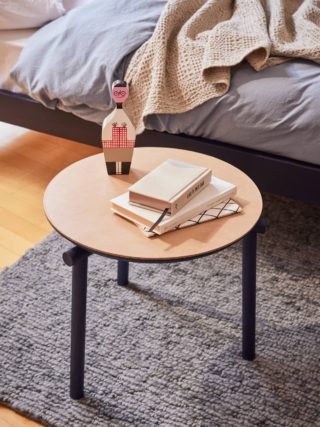 Ha una linea semplice ed essenziale il tavolino Jack-e di Bolzan, designer Zanellato/Bortotto che ha il piano rotondo disponibile in finiture diverse: cuoio, laccato opaco o marmo. Misura Ø 47 x H 40 cm. Prezzo a partire da 854 euro. https://www.bolzan.com