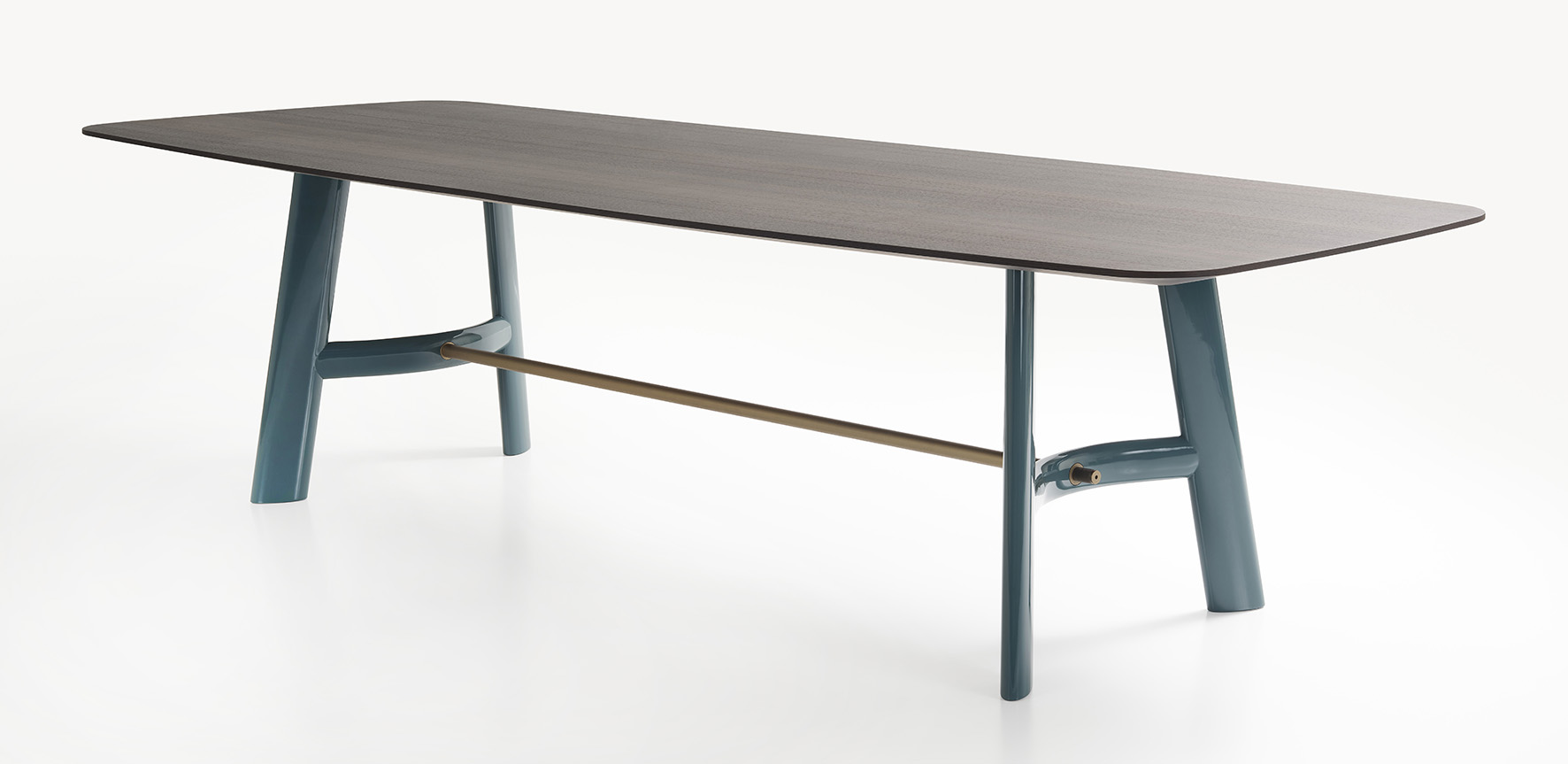 Il tavolo August di Lema ricorda i modelli da lavoro a cavalletto  della prima metà del Novecento: il piano dallo spessore sottile, disponibile in marmi o essenze diverse, poggia su due cavalletti collegati fra loro da un tenditore in finitura bronzo patinato e da un traverso leggermente curvato in legno. Le gambe del tavolo con forma ellittica sono disponibili con finitura laccata lucida e opaca. https://www.lemamobili.com - Salone del Mobile, padiglione 11, stand B15-C20.