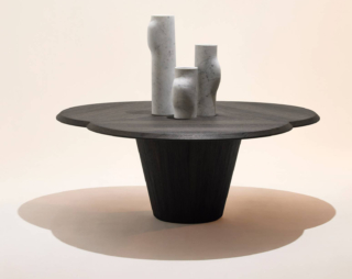 Rappresenta un omaggio alla natura il tavolo da pranzo Clover della collezione Natural Disco di Collection Particulière che con questo arredo festeggia i suoi dieci anni; è completamente realizzato in rovere spazzolato. La base centrale, con una forma scultorea e affusolata, sorregge il piano che si articola in tre “petali”. https://collection-particuliere.fr - Fuorisalone, Fondazione Mudima, Via Tadino 26, Milano