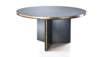 Il tavolo Folio Round di De Castelli ha il grande top rotondo caratterizzato da ricercati dettagli costruttivi che danno vita a giochi di luce sulla superficie. È composto da due lastre tonde in acciaio DeDeep che accolgono una fascia arretrata in ottone DeErosion e definiscono il piano. La base di appoggio è studiata per garantire il giusto comfort quando seduti. Misura Ø 148 x H 75 cm. https://www.decastelli.com - Salone del Mobile, padiglione 24, stand B01-B02.