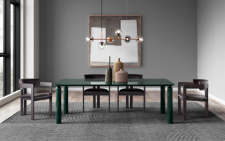 Durante la settimana del Fuorisalone sarà visibile il tavolo Giò di Pacini & Cappellini che ha una solida struttura in massello di frassino o noce canaletto laccato; il piano rettangolare è disponibile nelle varianti legno, vetro temperato o marmo lucido naturale. https://www.paciniecappellini.it – Fuorisalone, Flagship Store Pacini & Cappellini, Via Albricci 7, Milano