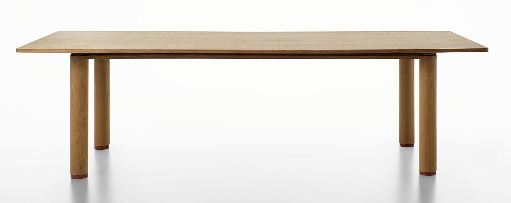 È regolabile in altezza il tavolo Nastro di Alias che può essere usato sia in ambienti domestici sia lavorativi: è dotato di un originale sistema di sollevamento composto da una cinghia e quattro pulegge, connesse alle gambe telescopiche, che permette di gestire il movimento senza bisogno dell'elettricità. Il piano e il sottopiano sono realizzati in multistrato o in MDF laccato; le gambe sono in alluminio verniciato o impiallacciato. È disponibile in tre formati. https://alias.design - Salone del Mobile padiglione 22, stand C20-C22.