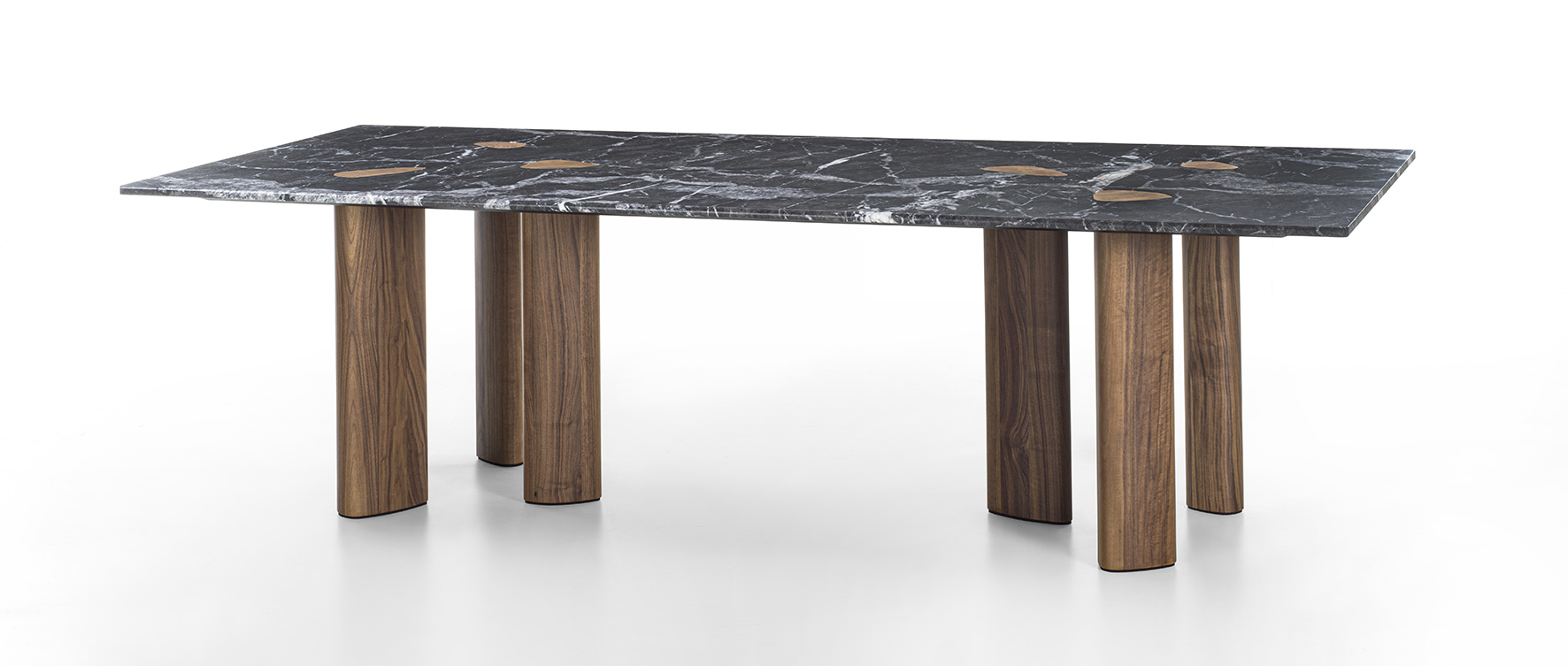 Ha un aspetto monumentale il tavolo Oswood di Porada che celebra l'incontro tra il piano rettangolare in pregiato marmo grigio Carnico e le gambe in legno di noce canaletta con la superficie decorata da venature. https://www.porada.it - Salone del Mobile, padiglione 9, stand A03-B02.