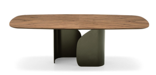 Il tavolo Twins di Calligaris ha il basamento in lamiera curvata nella finitura bronzo e il piano sagomato impiallacciato legno con nodi e venature a vista che ne sottolineano la “calda” matericità. https://www.calligaris.com - Salone del Mobile, padiglione 3, stand B15.