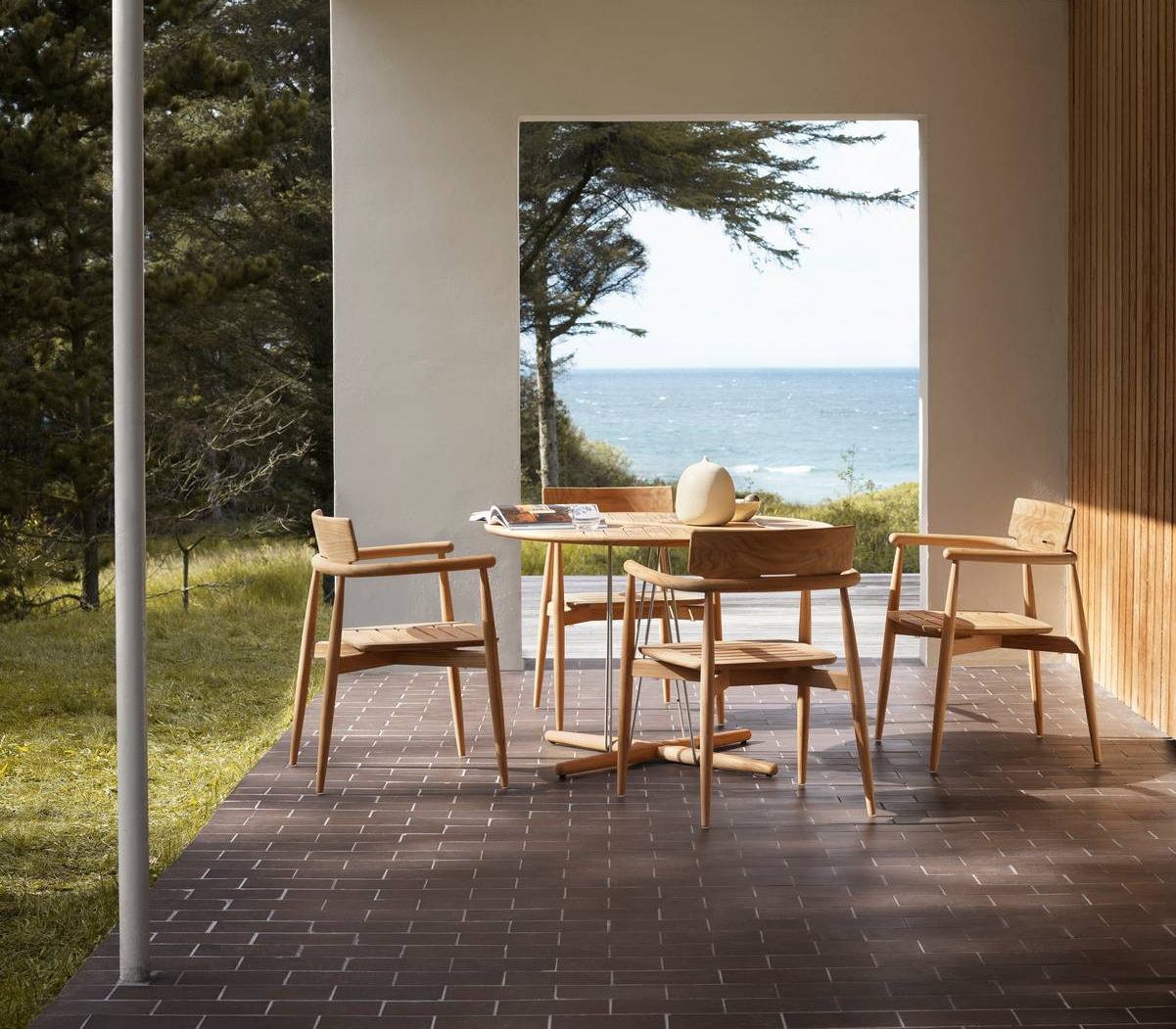 La Milano Design Week è l'occasione per Carl Hansen & Son per presentare la nuova collezione Embrace Outdoor ideata dal trio di designer EOOS che è caratterizzata dall'incontro tra perfezione del legno sapientemente lavorato e l'imperfezione del tessuto casual. La sedia impilabile ha la struttura in teak, levigato e assemblato a mano, e un cuscino informale. Il tavolo da pranzo   ha il piano rotondo composto da 50 pezzi di teak massello assemblati con un motivo a margherita, sorretto da una struttura leggera. https://www.carlhansen.com - Fuorisalone, Carl Hansen & Søn Flagship Store Milano, Via Mercato 3, Milano