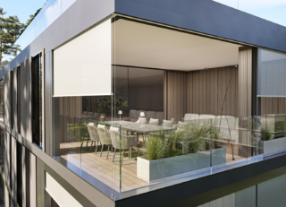 Il sistema di tende a rullo Screeny Hide di KE può essere applicato sia a nuovi edifici sia a ristrutturazioni: è dotato di cassonetto, terminale e guide a scomparsa all’interno della parete, risultando così invisibile alla vista a tenda completamente avvolta. È disponibile in differenti configurazioni, in variante zip o cavetto, con fissaggio a soffitto o in autoportanza; inoltre, può essere movimentato tramite telecomando o smartphone grazie ai moderni sistemi di automazione della casa. https://www.keoutdoordesign.com - Salone del Mobile, padiglione 01, stand G10-G12.