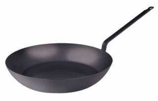 Padella Lionese leggera in ferro di Agnelli, presenta manicatura in ferro saldato. È parte della linea Ferro con fondo induzione, la quale è adatta per i piani cottura a gas, elettrica, radiante ed induzione. Misura 26 cm di diametro. Spessore 1 mm. Peso 0,71 Kg. Prezzo circa 41 euro. https://www.pentoleagnelli.it/ Padella Lionese leggera in ferro di Agnelli, presenta manicatura in ferro saldato. È parte della linea Ferro con fondo induzione, la quale è adatta per i piani cottura a gas, elettrica, radiante ed induzione. Misura 26 cm di diametro. Spessore 1 mm. Peso 0,71 Kg. Prezzo circa 41 euro. https://www.pentoleagnelli.it/