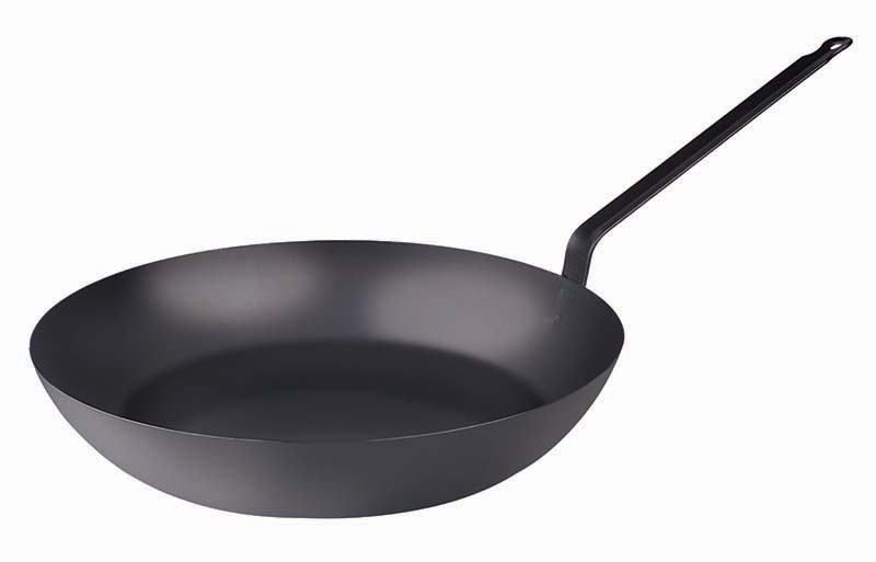 Padella Lionese leggera in ferro di Agnelli, presenta manicatura in ferro saldato. È parte della linea Ferro con fondo induzione, la quale è adatta per i piani cottura a gas, elettrica, radiante ed induzione. Misura 26 cm di diametro. Spessore 1 mm. Peso 0,71 Kg. Prezzo circa 41 euro. https://www.pentoleagnelli.it/