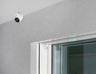 Le IP cameras di Nice grazie alla memorizzazione locale tramite USB permettono di far rivedere i video di sorveglianza preregistrati e di monitorarli in streaming a distanza via app. Nelle versioni MyEye Dome e MyEye Bullet, con analisi avanzata delle immagini
e risoluzione HD, monitorano in tempo reale sia di giorno sia di notte, integrando allarmi luminosi e sonori, altoparlante
e microfono. Prezzo su preventivo. www.niceforyou.com