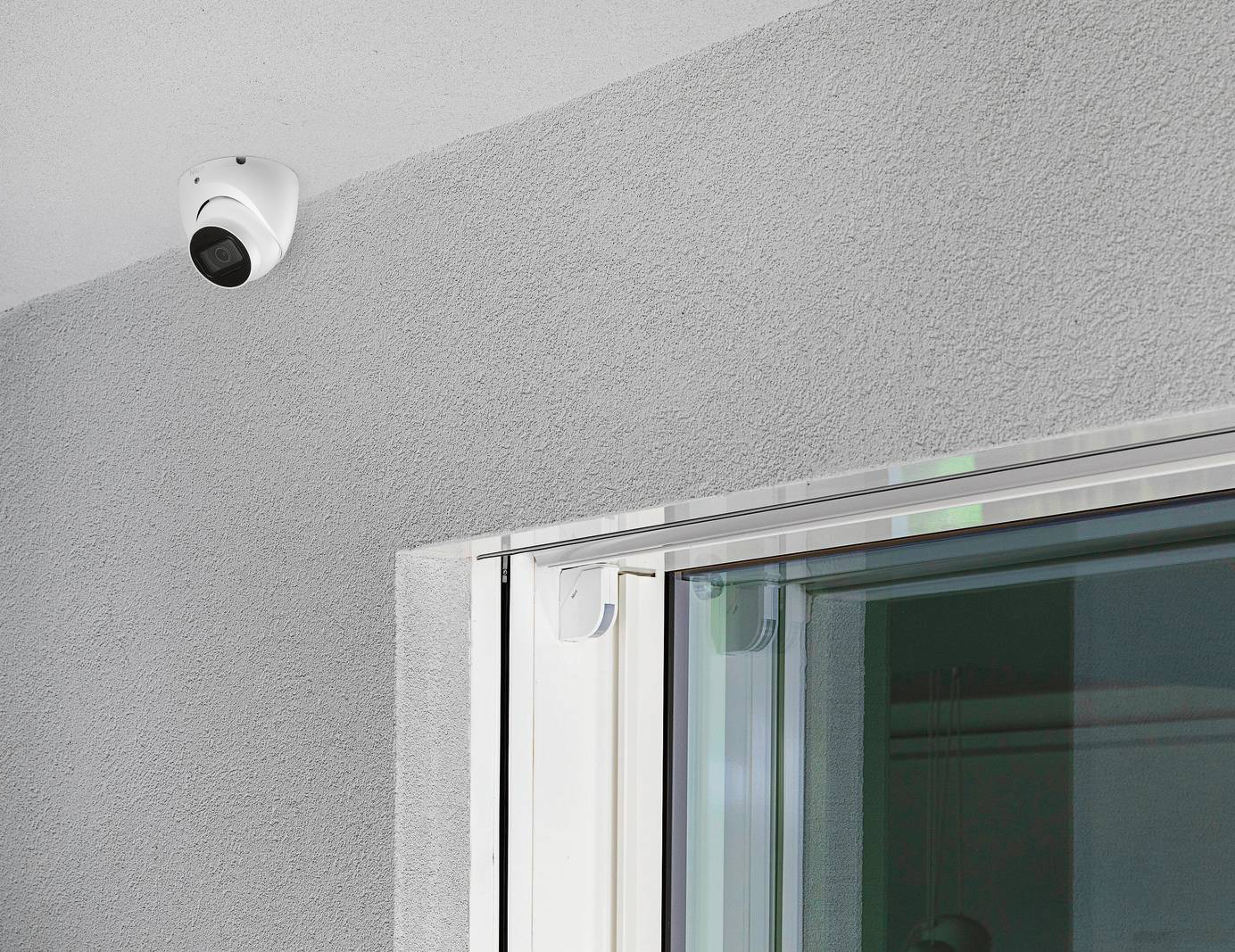 Le IP cameras di Nice grazie alla memorizzazione locale tramite USB permettono di far rivedere i video di sorveglianza preregistrati e di monitorarli in streaming a distanza via app. Nelle versioni MyEye Dome e MyEye Bullet, con analisi avanzata delle immagini
e risoluzione HD, monitorano in tempo reale sia di giorno sia di notte, integrando allarmi luminosi e sonori, altoparlante
e microfono. Prezzo su preventivo. www.niceforyou.com