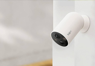 La telecamera di sicurezza per interni e esterni Tapo C425 di TP-Link, alimentata a batteria ricaricabile (300 giorni di autonomia) e connessa wi-fi, ha la base magnetica per il posizionamento su qualsiasi base metallica, oltre che il fissaggio tradizionale a parete. Ha una risoluzione video QHD 2K e sistema di rilevamento basato sull'intelligenza artificiale e può essere abbinata ad apposito pannello solare per l'alimentazione green. Costa 149,99 euro. www.tp-link.com/it
