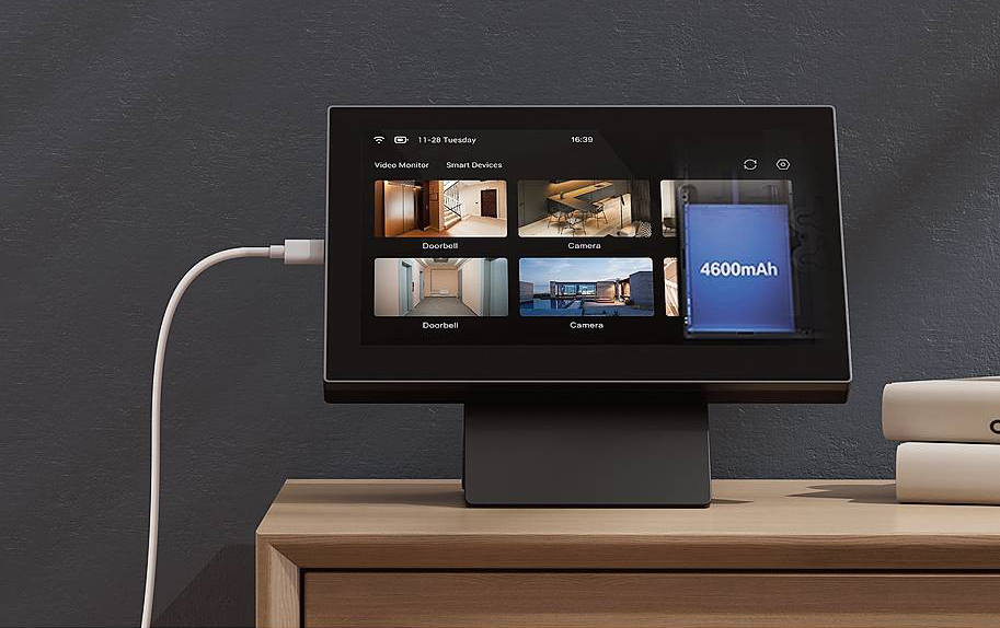 Lo smart screen SD7 di Ezviz, touch e wireless, controlla tutti i dispositivi di sicurezza della casa in modo intuitivo e immediato. Collegabile via app per la gestione anche da remoto, è personalizzabile in base alla priorità di ogni membro della famiglia e posizionabile in qualsiasi ambiente. Prezzo 149,99 euro. www.ezviz.com