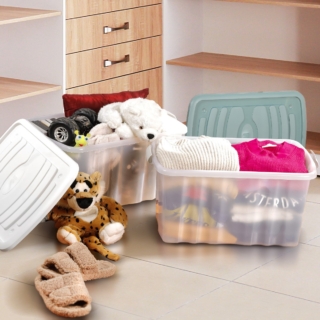 Il set da tre pezzi del contenitore Rollbox è ideale per riporre ordinatamente indumenti e accessori nell'armadio. Si tratta di contenitori in plastica riciclata WLN da 45 lt con coperchio color sabbia, clip di chiusura ruote sul fondo della cassa che facilitano lo spostamento anche quando il contenitore è pieno. L 59 x H 40 x P 39 cm. Prezzo 26,90 euro/pz. www.leroymerlin.it