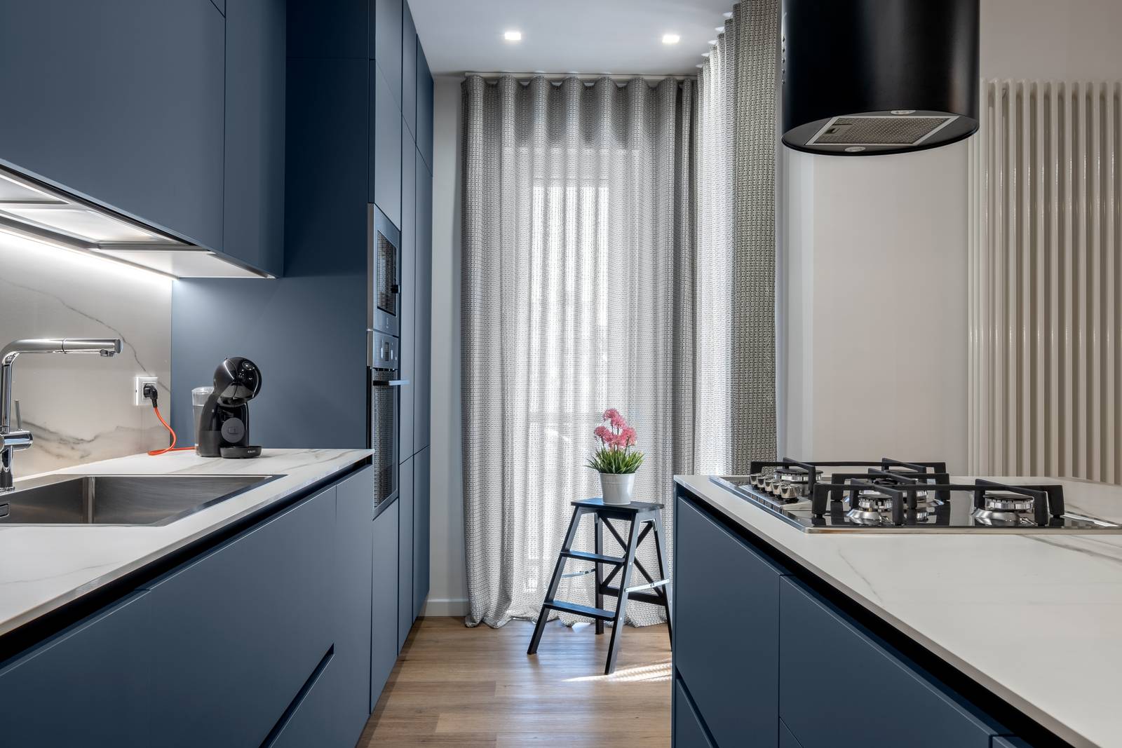 calorifero Ardesia Cordivari casa Martina Franca scegliere caloriferi cucina a vista con isola calorifero Ardesia Cordivari casa Martina Franca scegliere caloriferi cucina a vista con isola