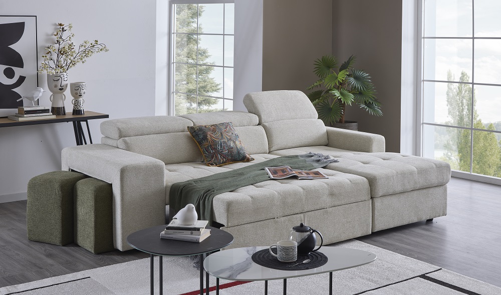 Il divano con penisola Simon di Conforama, grazie ai due pouf estraibili color verde, alla panchetta estraibile e al comodo contenitore, offre comfort, funzionalità e stile. Questo divano, disponibile in color beige, è progettato per adattarsi a qualsiasi tipo di ambiente, dal classico al moderno, grazie al suo design elegante e alla tonalità neutra che si abbina facilmente a ogni tipo di arredamento. P 166 x H 105 x L 270 cm. Prezzo 1.405 euro. www.conforama.it Il divano con penisola Simon di Conforama, grazie ai due pouf estraibili color verde, alla panchetta estraibile e al comodo contenitore, offre comfort, funzionalità e stile. Questo divano, disponibile in color beige, è progettato per adattarsi a qualsiasi tipo di ambiente, dal classico al moderno, grazie al suo design elegante e alla tonalità neutra che si abbina facilmente a ogni tipo di arredamento. P 166 x H 105 x L 270 cm. Prezzo 1.405 euro. www.conforama.it