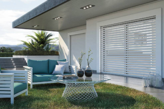 Il frangisole avvolgibile di alluminio Alika Flat RC2 di Kikau in versione blindata ha speciali accessori che in posizione di chiusura completa delle lamelle assicurano una resistenza all’effrazione in classe 2: guide speciali rinforzate a doppia camera, funghetti antistrappo su ogni lamella, serratura di sicurezza a fascia con puntali d’acciaio, dispositivi superblock antisollevamento. Resistente alla corrosione, grazie ad ossidazione anodica, e 100% riciclabile, nella misura L 160 x H 230 cm costa a partire da 1.108 euro + Iva. www.kikau.it