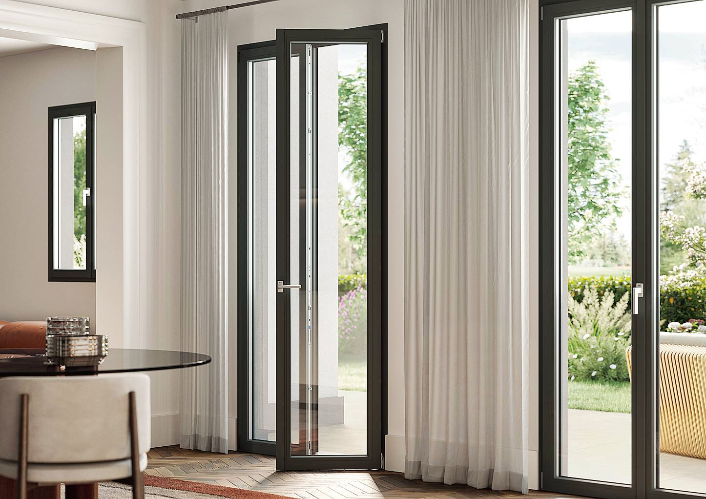 Prismatic Evolution di Oknoplast basa il disegno sulla simmetria, con nodo centrale ridotto e maniglia posizionata esattamente al centro, e sull’ampia superficie vetrata, che permette il passaggio di +22% di luce solare rispetto a una finestra tradizionale. Il profilo da 76 mm a 3 guarnizioni garantisce elevato isolamento termico e acustico. Può essere dotata di ferramenta antieffrazione in classe RC1 e RC2 con possibilità di aggiungere vetrocamere antieffrazione P2 e P4 (di vetro laminato con due lastre da 3 mm) e pellicola antieffrazione. Prezzo su preventivo. www.oknoplast.it