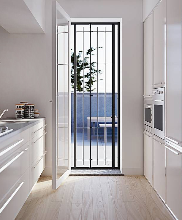 L’inferriata Dea Silver di Mito, in classe antieffrazione 2 (disponibile in classe 3 con doppio puntale), ha le cerniere a bilico su perni a spessore maggiorato. Si apre sia verso l’esterno sia verso l’interno, per agevolare la movimentazione di persiane o scuri, e in versione con snodo, quest’ultimo
è rotante su un rostro antistrappo fissato sul telaio, che blocca ulteriormente l’anta, che può così aderire alla parete esterna. In dimensione L 70 x H210 cm, ad anta unica con snodo, finitura canna di fucile, classe 2, costa 899 euro + Iva. www.mito.it