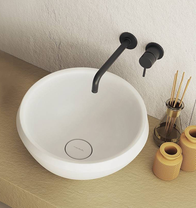 Compatto, ma profondo e con bordi sottili: supercomodo!In Dolotek, con texture setosa Chrea di Acquabella misura Ø 40 cm x H 22,9 cm e costa 568,52 euro (Iva inclusa). www.acquabella.com