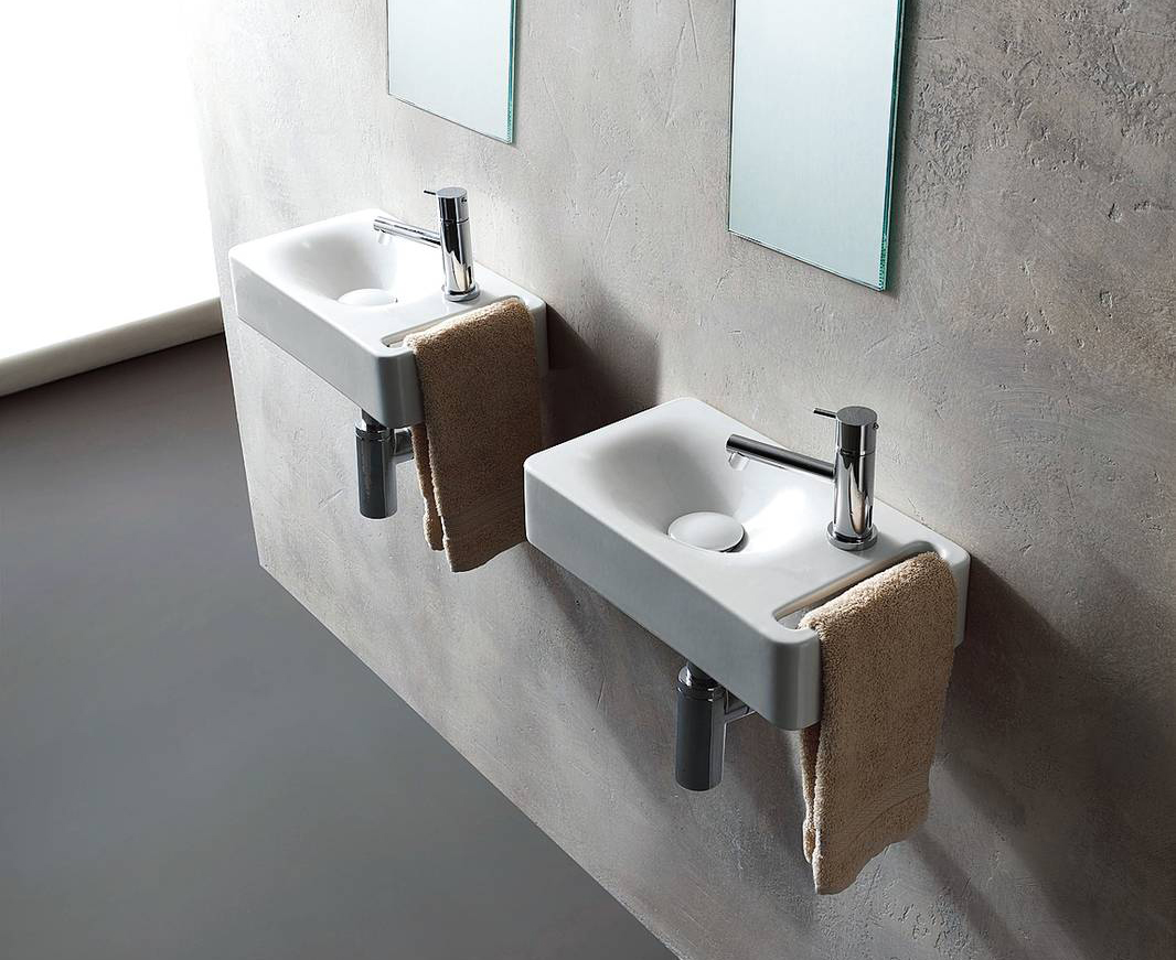 Di Scarabeo Hung è dotato di taglio portasciugamani. Misura L 40/50/60 x P 22 x H 9 cm e costa da 215 euro + Iva. www.scarabeosrl.com