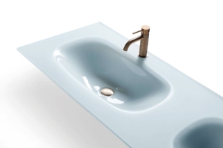 Ampio, anche con doppio bacino e top d'appoggio. In Opalite, disponibile bianco come in foto,  in tutti i colori di cartella del vetro, in opalite bianco o nero. Basin Top di Artelinea, misura fino a L 240 x P 70 cm. Prezzo da rivenditore. www.artelinea.it