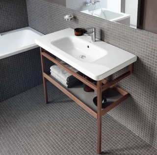 Con struttura attrezzata, per sfruttare lo spazio.Della serie DuraStyle di Duravit il lavabo a consolle appoggia su una base a giorno. Nella versione da L 100 x P 48 cm costa 926 euro, mentre la struttura sottostante ha un prezzo a partire da 633 euro. https://www.duravit.it