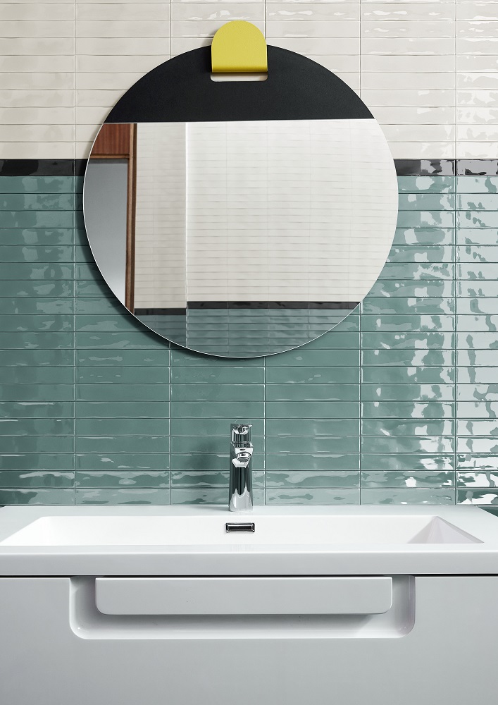 Crogiolo Luz di Marazzi, disponibile anche nel colore Ottanio, è una collezione di piccolo formato in grès porcellanato rifinito con uno smalto super lucido che riprende l'estetica dei mattoncini smaltati a mano della tradizione portoghese. Crogiolo Luz di Marazzi, disponibile anche nel colore Ottanio, è una collezione di piccolo formato in grès porcellanato rifinito con uno smalto super lucido che riprende l'estetica dei mattoncini smaltati a mano della tradizione portoghese.