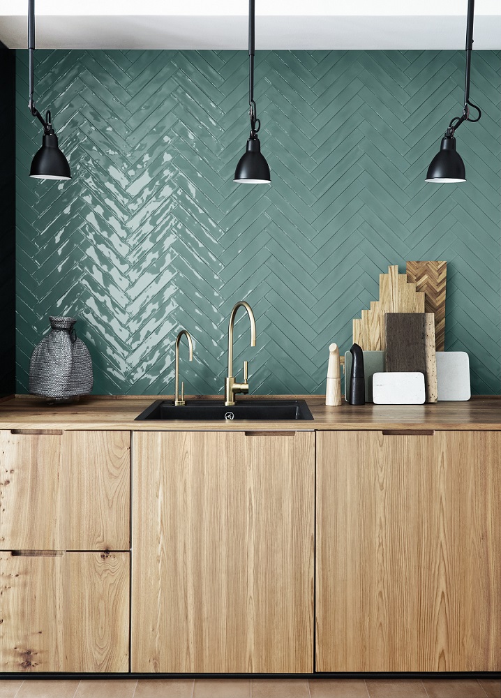 Grazie a Crogiolo Luz di Marazzi si può utilizzare il turchese anche in cucina: è infatti un colore che si abbina bene non solo al bianco, ma anche alle diverse sfumature del legno. Può inoltre essere esaltato con piccoli tocchi di nero. Grazie a Crogiolo Luz di Marazzi si può utilizzare il turchese anche in cucina: è infatti un colore che si abbina bene non solo al bianco, ma anche alle diverse sfumature del legno. Può inoltre essere esaltato con piccoli tocchi di nero.