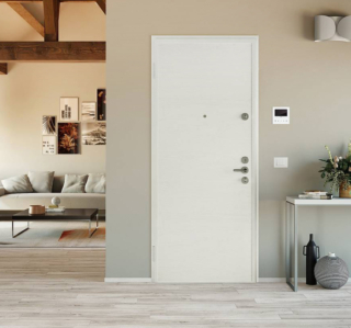 Safe 3+ di Iperceramica, in classe di resistenza 3, offre ottime prestazioni di isolamento e ha come dotazione standard due cilindri di sicurezza CISA (uno padronale, l’altro di servizio), defender antitrapano e antistrappo, spioncino, limitatore di apertura, para-aria a ghigliottina inferiore, maniglia interna argento e pomolo esterno bronzo. Le cerniere sono registrabili su tre assi. Configurata con pannello in laminato bianco liscio interno e impiallacciato Tanganica medio (noce) esternamente, è personalizzabile con diverse maniglie e rivestimenti, al fine di armonizzarsi con le porte interne, mentre telaio e carena sono bianchi. Il modello standard costa 899,90 euro. www,iperceramica.it