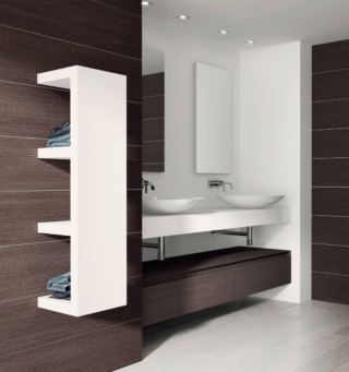 Quadraqua di Irsap offre anche ripiani. Come in foto misura L 30 x P 30 x H 111,6 cm e costa 1.708  euro + Iva. www.irsap.com