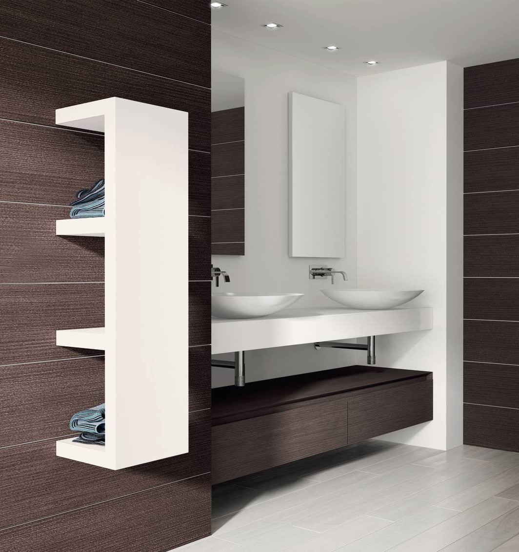 Quadraqua di Irsap offre anche ripiani. Come in foto misura L 30 x P 30 x H 111,6 cm e costa 1.708  euro + Iva. www.irsap.com