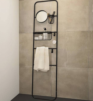 Credence di Leroy Merlin a 4 barre in acciaio nero, con contenitori e specchio misura L 42 x H 167 cm e costa 52,50 euro. www.leroymerlin.it