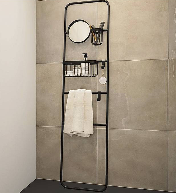 Credence di Leroy Merlin a 4 barre in acciaio nero, con contenitori e specchio misura L 42 x H 167 cm e costa 52,50 euro. www.leroymerlin.it