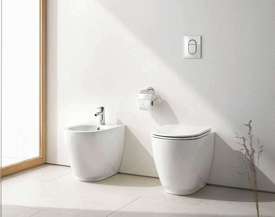 I volumi con profilo arrotondato sono visivamente leggeri.Con finitura PureGuard, i sanitari Essence di Grohe costano 716,75 euro cad. Il bidet misura L 35 x P 54 cm; il wc misura L 36 x P 54,5 cm. www.grohe.it