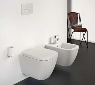 Super compatti, dal design ergonomico.Della serie i.life S di Ideal Standard, i sanitari misurano L 35,5 x P 48 cm. Il bidet costa 264 euro; il wc con scarico RimLS costa 300,50 euro. Tutto + Iva. www.idealstandard.it