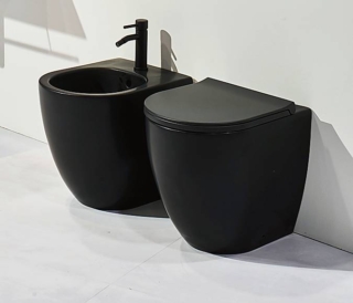 I sanitari della linea Vignoni XS di Simas misurano L 37 x P 48 cm. Il wc rimless costa 699 euro; il coprivaso 314; il bidet 642. www.simas.it