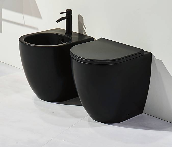 I sanitari della linea Vignoni XS di Simas misurano L 37 x P 48 cm. Il wc rimless costa 699 euro; il coprivaso 314; il bidet 642. www.simas.it