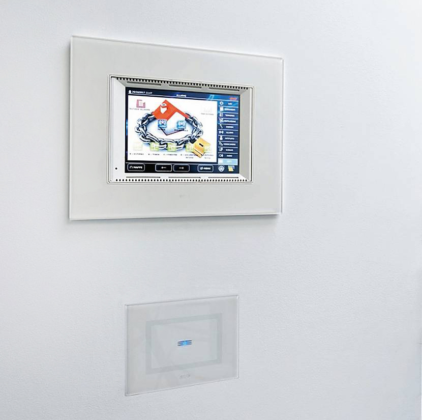 Compatibile anche con impianti radio preesistenti, l’antifurto smart AVE si integra nelle soluzioni smart home del marchio in un’unica piattaforma a servizio di domotica, videocitofonia, antintrusione. La centrale IoT - in due modelli, con e senza schermo touch screen da 7” - supporta soluzioni miste radio/filo e il telecomando con funzioni personalizzabili richiama scenari domotici. Controllabile anche da remoto, via app AVE Cloud, il sistema (espandibile fino a 120 ingressi totali con diversi tipi di rivelatori e di periferiche radio) comunica in tempo reale, inviando notifiche e visualizzando immagini delle telecamere e stato dell’impianto. Prezzo su preventivo. www.ave.it