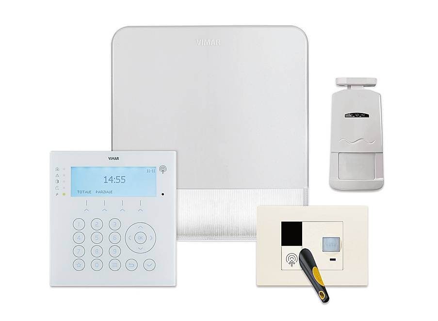 By-alarm Plus di Vimar, impianto anti-intrusione modulare, scalabile, professionale, è espandibile anche in radiofrequenza. Include centrali di controllo con schede radio e GSM, sirene, tastiere da parete (con e senza trasponder), con display e tasti retroilluminati. La sirena esterna, sottile 5 cm, ha protezioni antiapertura, antistrappo e antischiuma. La videosorveglianza Elvox TVCC ad alta risoluzione ha segnalazione preventiva e deterrenza. Il tutto gestibile e visualizzabile anche da remoto via app View. Il kit centrale costa a partire da 794,69 euro + Iva. www.vimar.com
