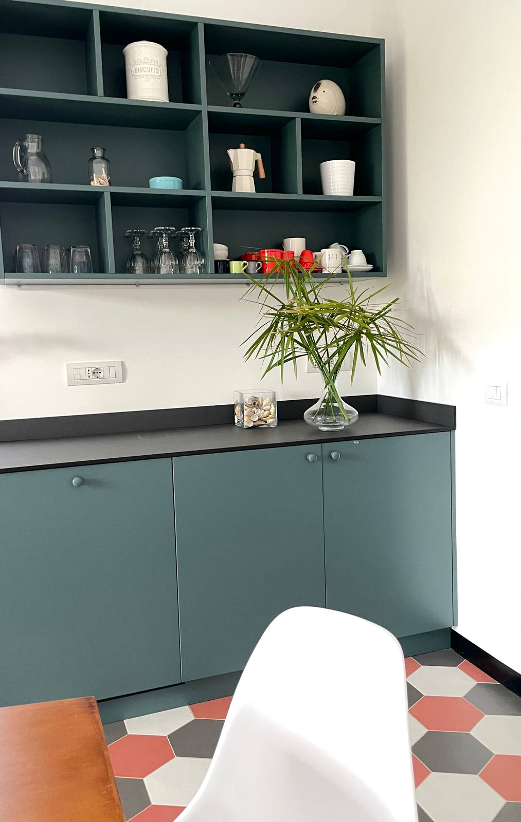 cucina colorata e pavimento colorato