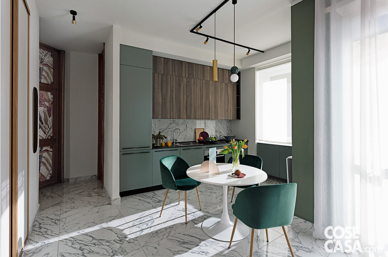 Cucina verde con pensili in legno, a vista nel piccolo soggiorno del bilocale. Cucina verde con pensili in legno, a vista nel piccolo soggiorno del bilocale.